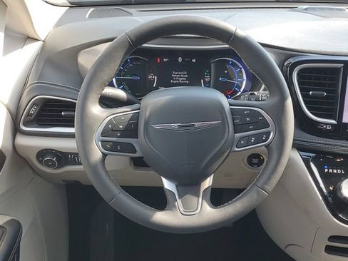 Used 2024 Chrysler Pacifica Limited FWD image 13