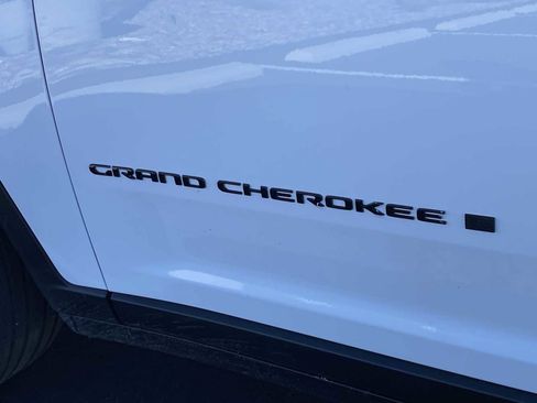 Certified 2023 Jeep Grand Cherokee Limited w/ Black Appearance Package image 15