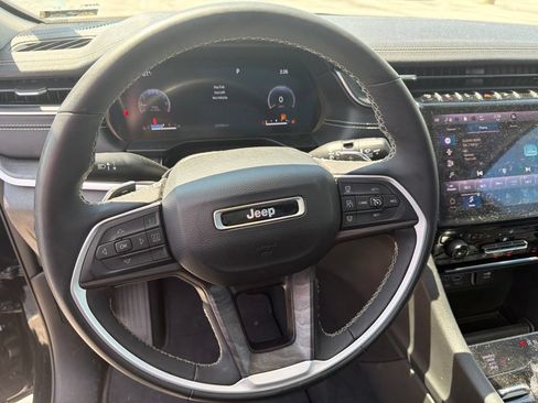 Used 2023 Jeep Grand Cherokee Limited w/ Black Appearance Package AWD/4WD image 19