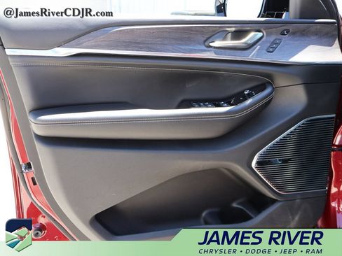 Used 2022 Jeep Grand Cherokee L Overland w/ Luxury Tech Group IV AWD/4WD image 22