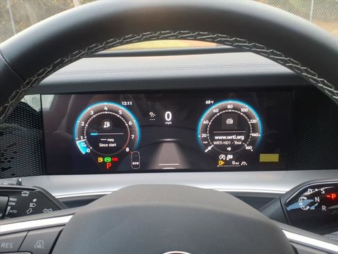 New 2025 Volkswagen Tiguan SE image 10