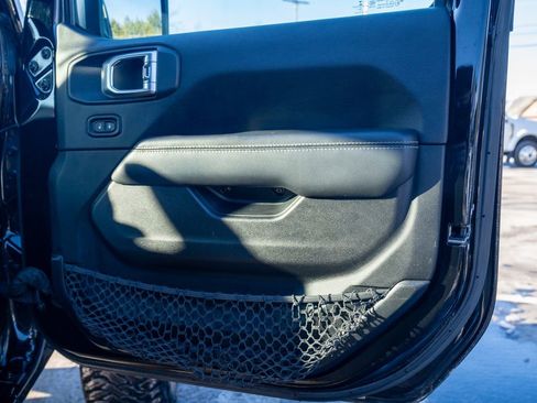 Used 2018 Jeep Wrangler Unlimited Sahara image 10