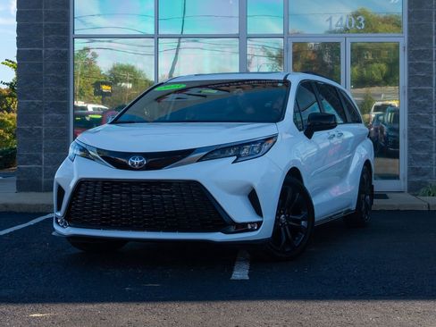 Used 2023 Toyota Sienna XSE image 11
