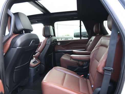 Used 2025 Lincoln Navigator Reserve AWD/4WD image 14