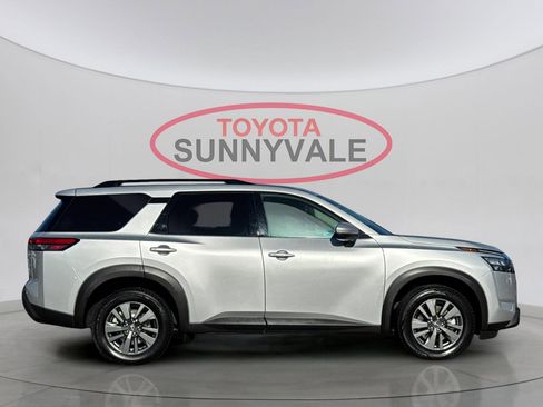 Used 2024 Nissan Pathfinder SV image 9