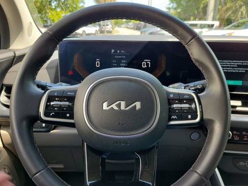 Certified 2025 Kia Carnival FWD image 18