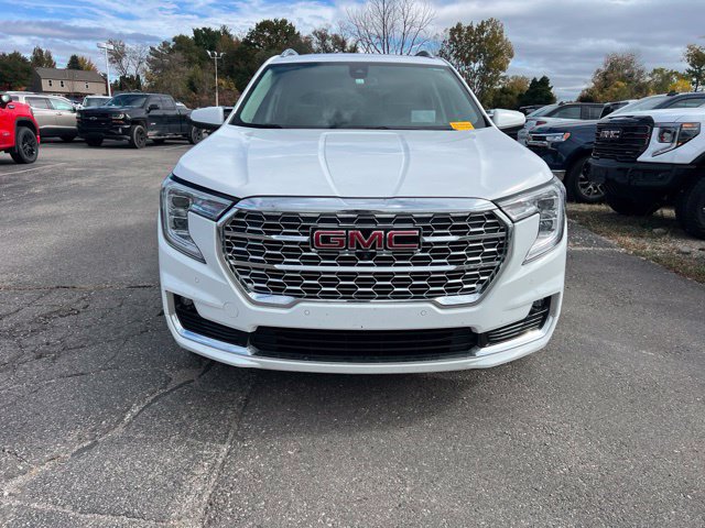 Used 2024 GMC Terrain Denali w/ Denali Premium Package AWD/4WD image 2