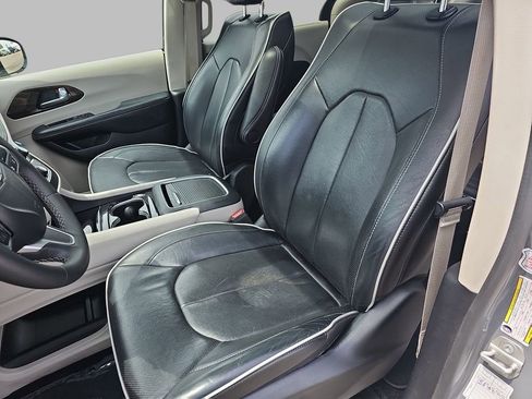 Used 2023 Chrysler Pacifica Limited FWD image 21