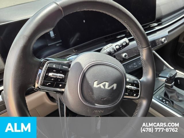 Used 2025 Kia Carnival FWD image 11