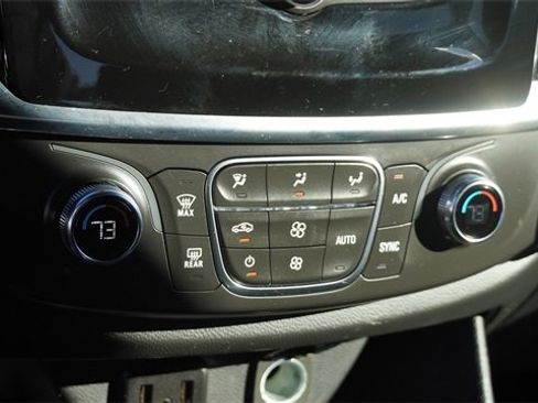 Used 2023 Chevrolet Traverse LT image 27