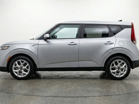 Used 2025 Kia Soul LX w/ LX Technology Package image 5