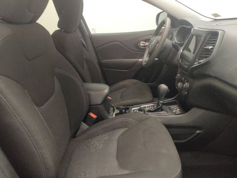 Used 2021 Jeep Cherokee Latitude FWD image 21