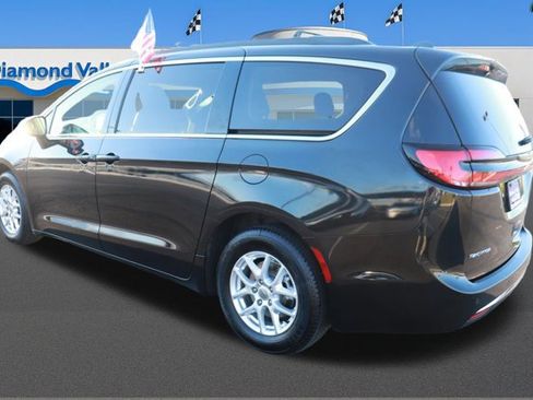 Used 2022 Chrysler Pacifica Touring-L image 4