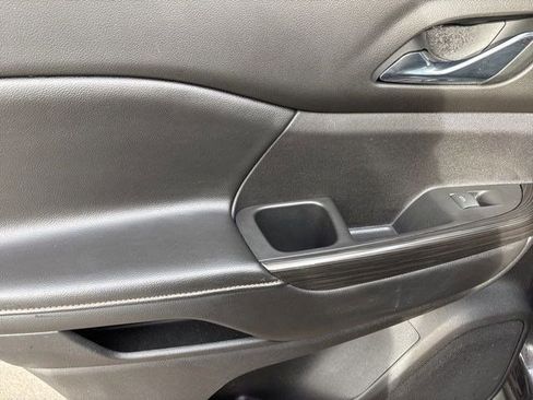 Used 2019 GMC Acadia SLE image 32