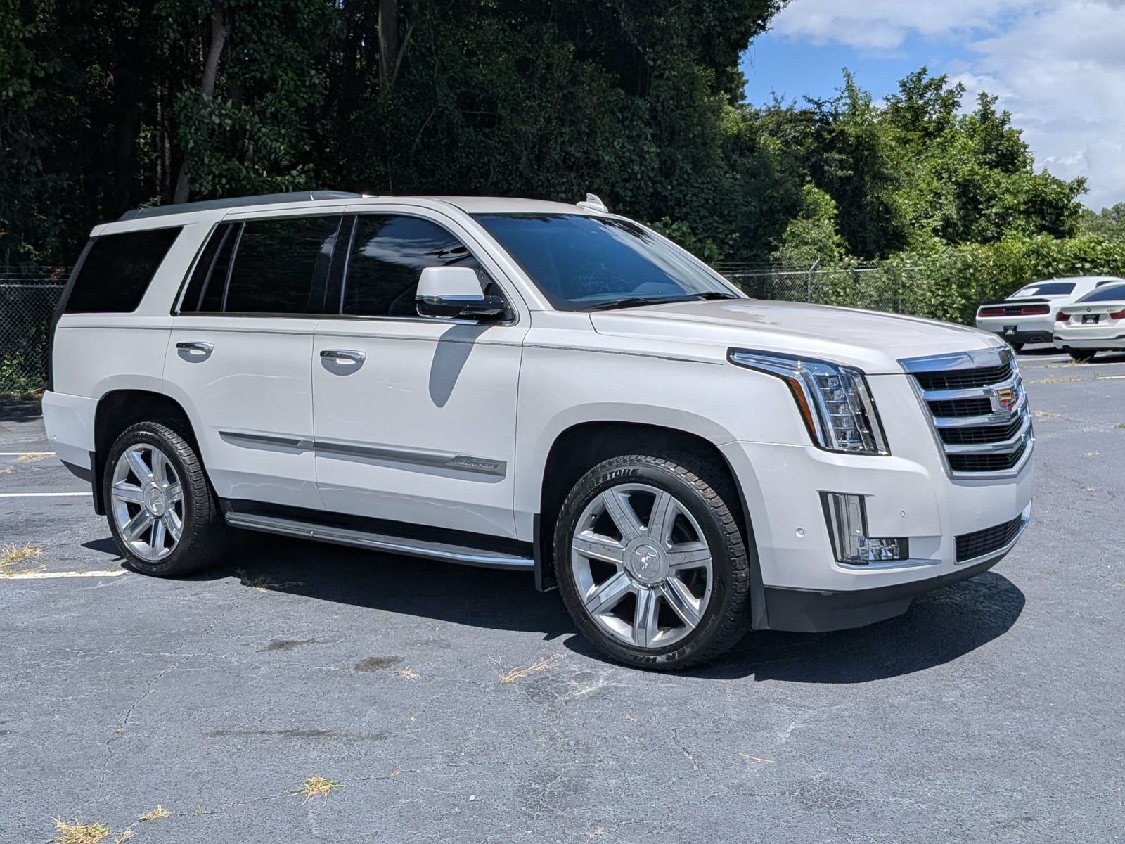 Used 2019 Cadillac Escalade Luxury AWD/4WD image 2