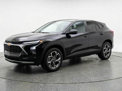 Used 2025 Chevrolet Trax LT w/ LT Convenience Package image 3