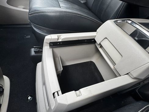 Used 2016 Chrysler Town & Country Touring image 27