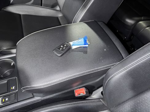 Used 2021 Volkswagen Atlas SE image 31