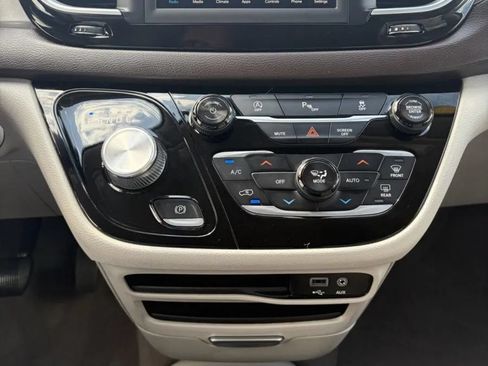 Used 2018 Chrysler Pacifica Touring-L FWD image 23
