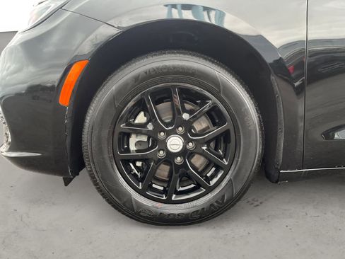 Used 2025 Chrysler Pacifica Select image 9