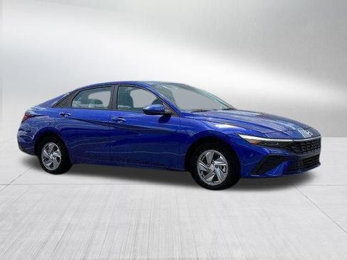 New 2025 Hyundai Elantra SE image 19