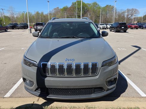 Used 2020 Jeep Cherokee Latitude Plus image 3