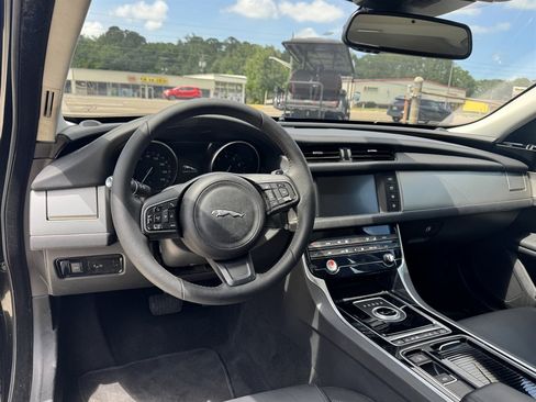 Used 2017 Jaguar XF Premium RWD image 10