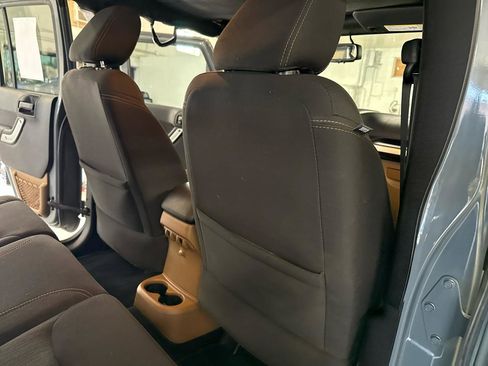 Used 2015 Jeep Wrangler Unlimited Rubicon w/ Connectivity Group AWD/4WD image 47