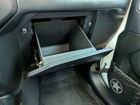 Used 2019 Jeep Wrangler Unlimited Sahara w/ Dual Top Group AWD/4WD image 24