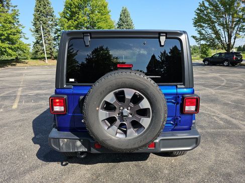 Used 2018 Jeep Wrangler Unlimited Sahara AWD/4WD image 5