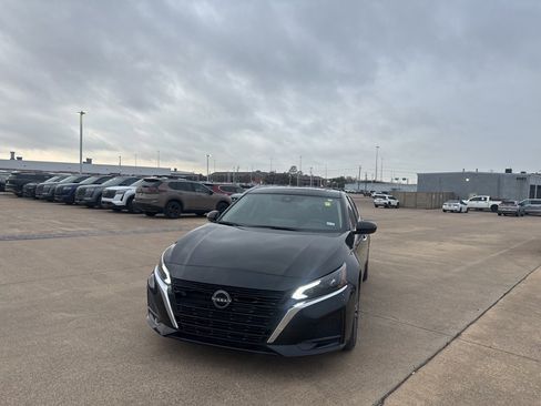 Certified 2023 Nissan Altima 2.5 SV w/ SV Premium Package image 6