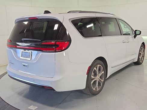 New 2026 Chrysler Pacifica Pinnacle image 7