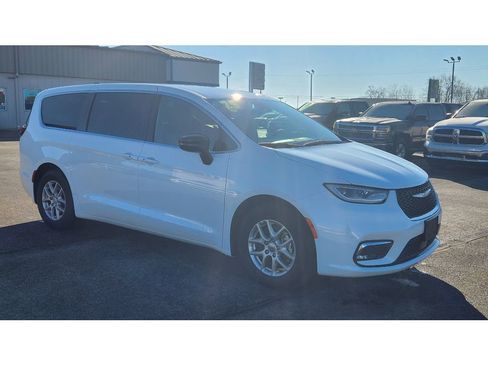 Used 2025 Chrysler Pacifica Select FWD image 4