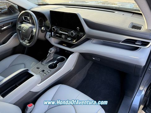 Used 2023 Toyota Highlander XLE image 8