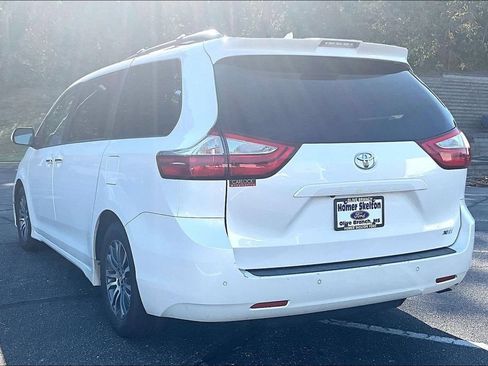 Used 2019 Toyota Sienna XLE w/ XLE Navigation Package FWD image 3