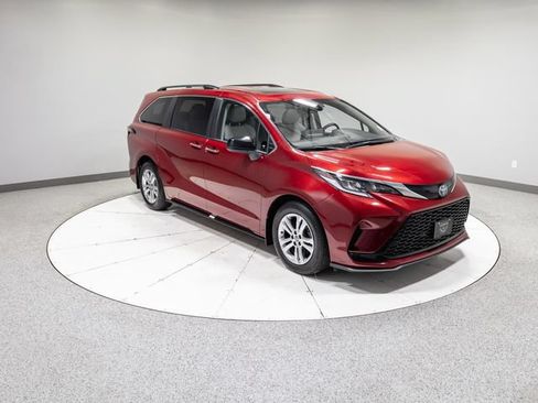 Used 2022 Toyota Sienna XSE AWD/4WD image 30