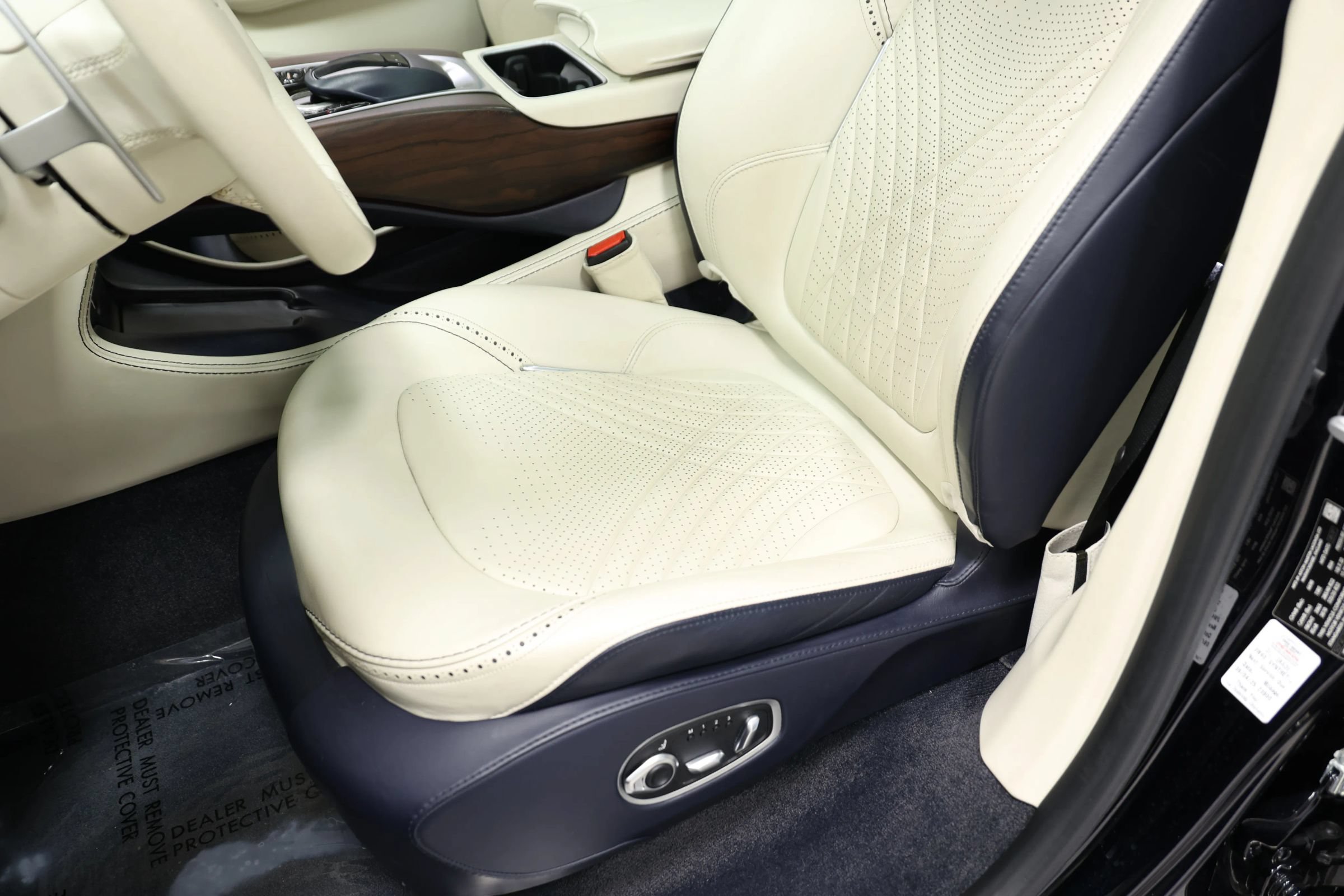 Used 2021 Aston Martin DBX AWD/4WD image 20
