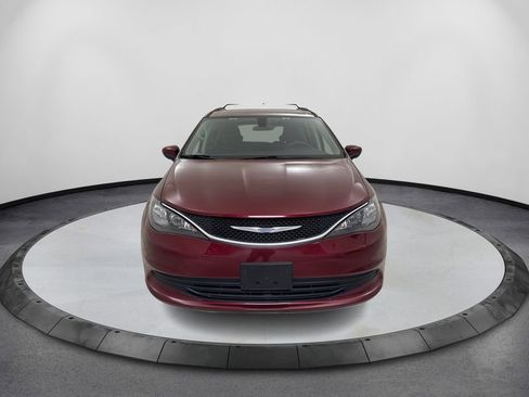 Used 2018 Chrysler Pacifica LX image 2
