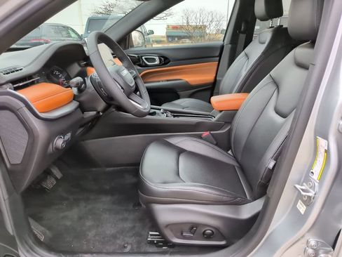 Used 2025 Jeep Compass Limited image 21