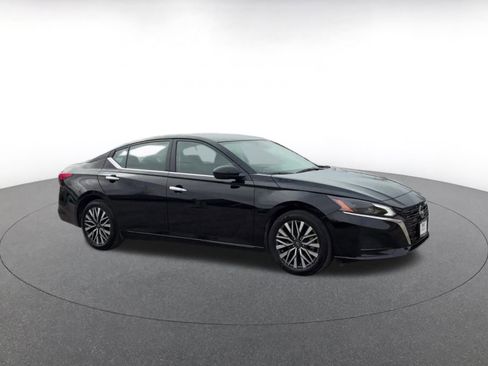 Used 2025 Nissan Altima 2.5 SV image 2