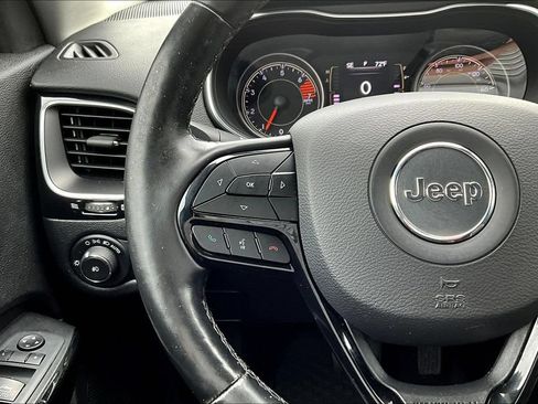 Used 2019 Jeep Cherokee Latitude Plus AWD/4WD image 11