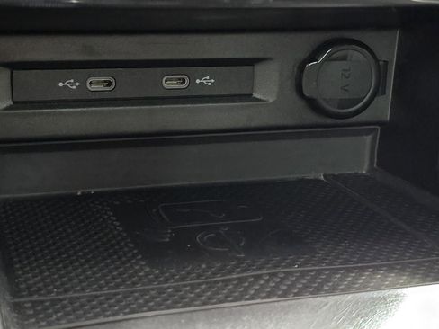 Used 2022 Volkswagen Tiguan SEL R-Line image 11