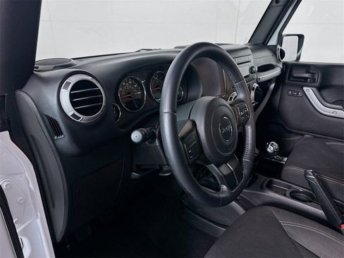 Used 2015 Jeep Wrangler Unlimited Sahara image 9