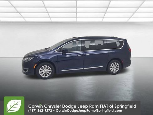 Used 2017 Chrysler Pacifica Touring-L image 8