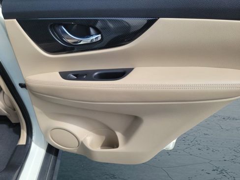 Used 2017 Nissan Rogue SL FWD image 18