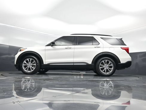 Certified 2021 Ford Explorer XLT w/ Equipment Group 202A RWD image 7