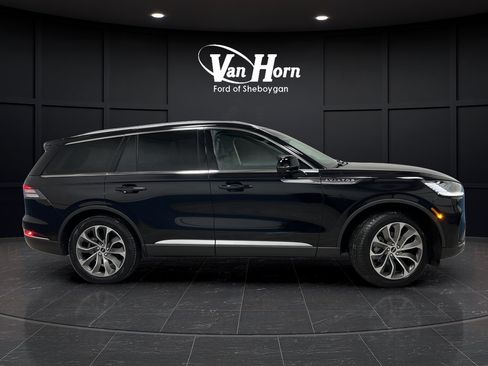 Used 2025 Lincoln Aviator Reserve AWD/4WD image 2