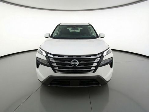 Used 2025 Nissan Rogue SV image 2