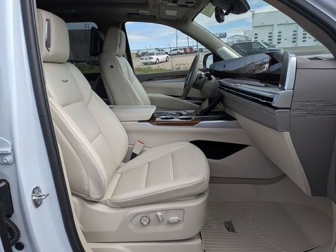 Certified 2026 Cadillac Escalade ESV Platinum Sport w/ LPO, Floor Liner Package AWD/4WD image 22