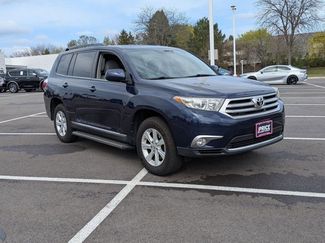 Used 2012 Toyota Highlander SE w/ Tow Pkg video 3